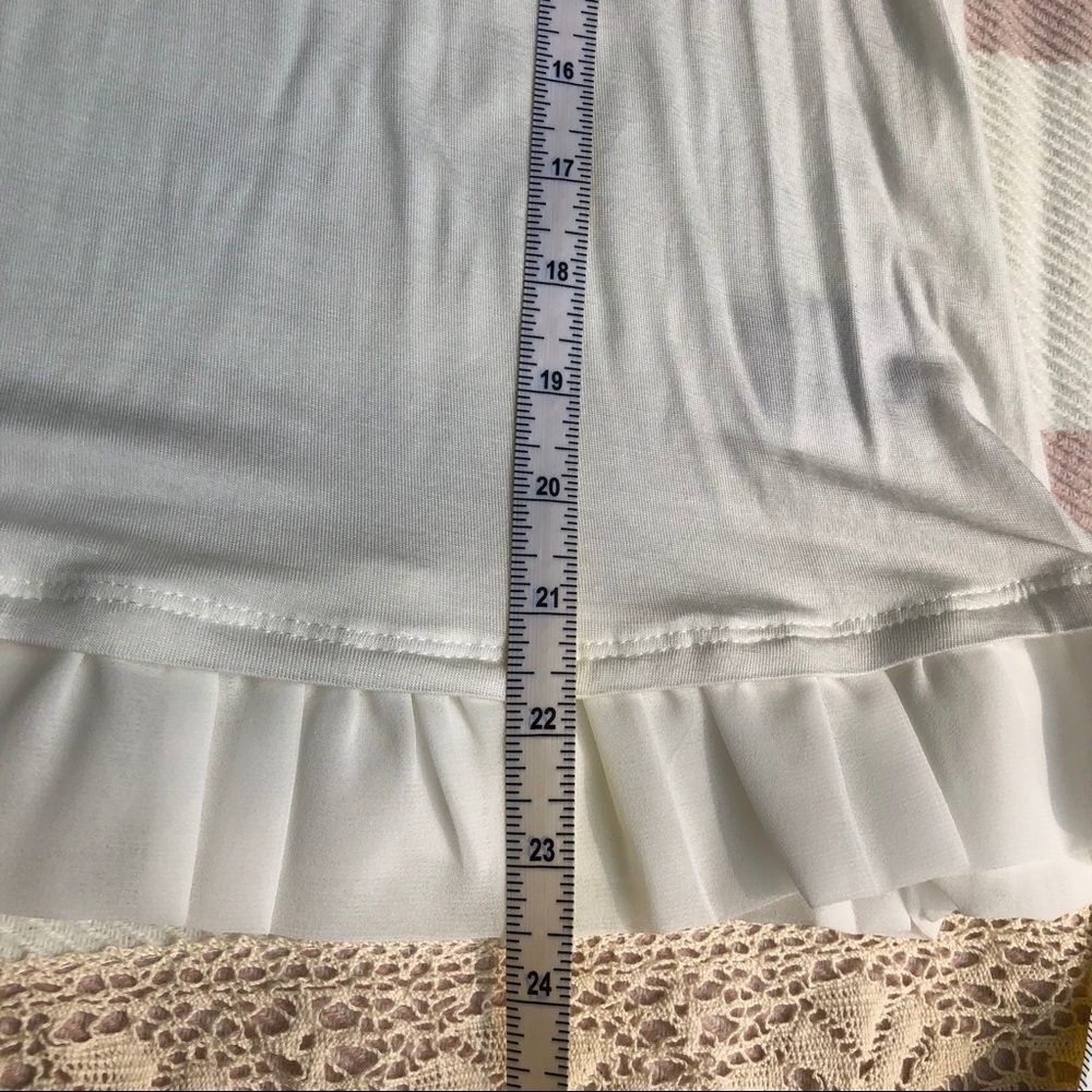 Marled White Top with Ruffled Neck and Bottom Size Small New With Tags - Picture 10 of 11